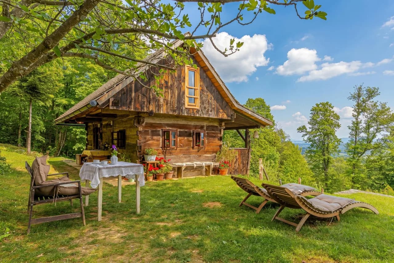Charming Chalet with Private Garden in Dragatuš