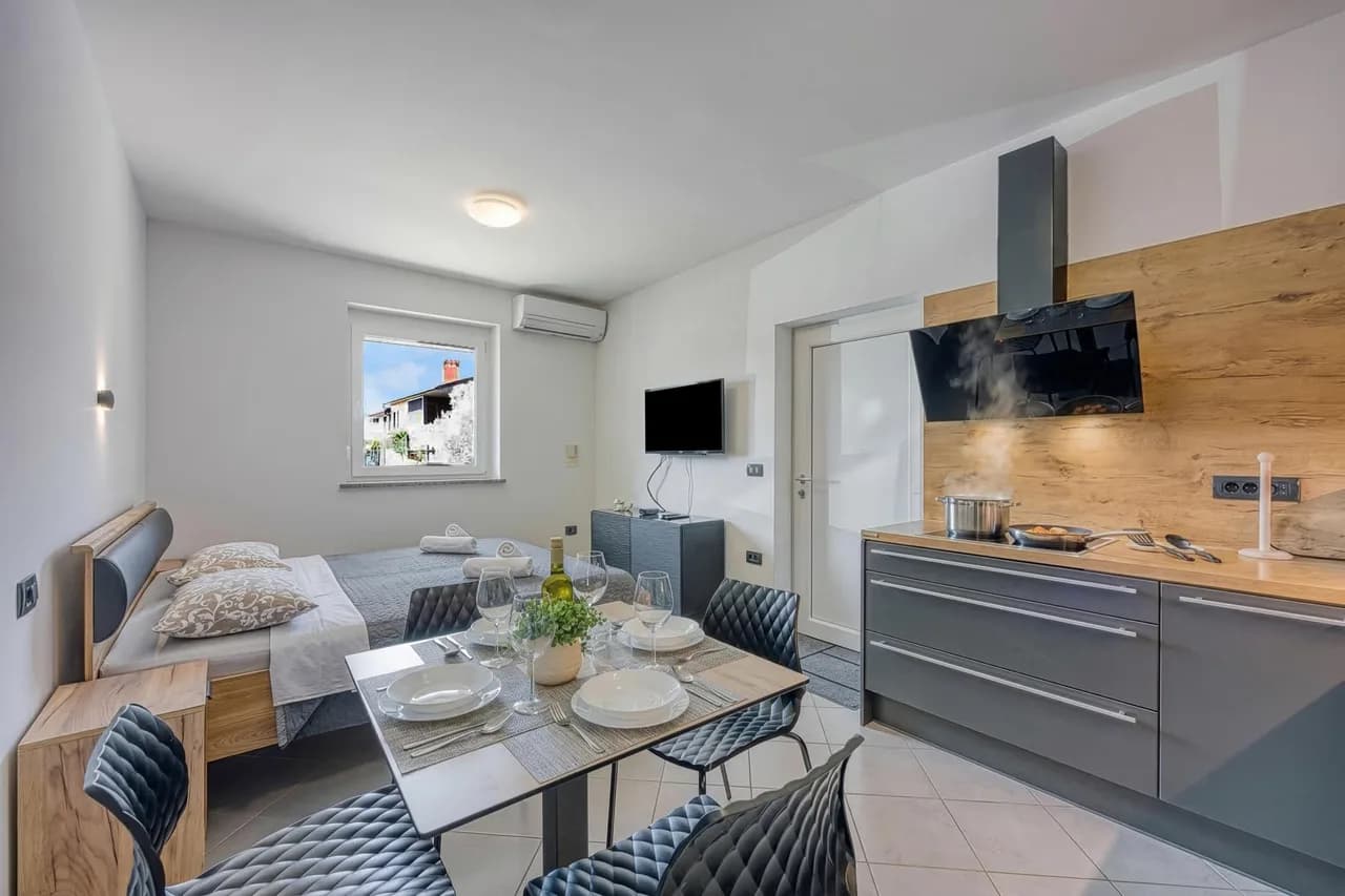 Modern Apt Deni: Terrace + Private Parking