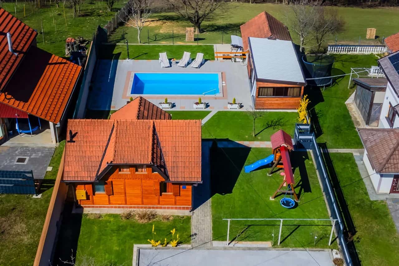 Timber Cottage With Pool