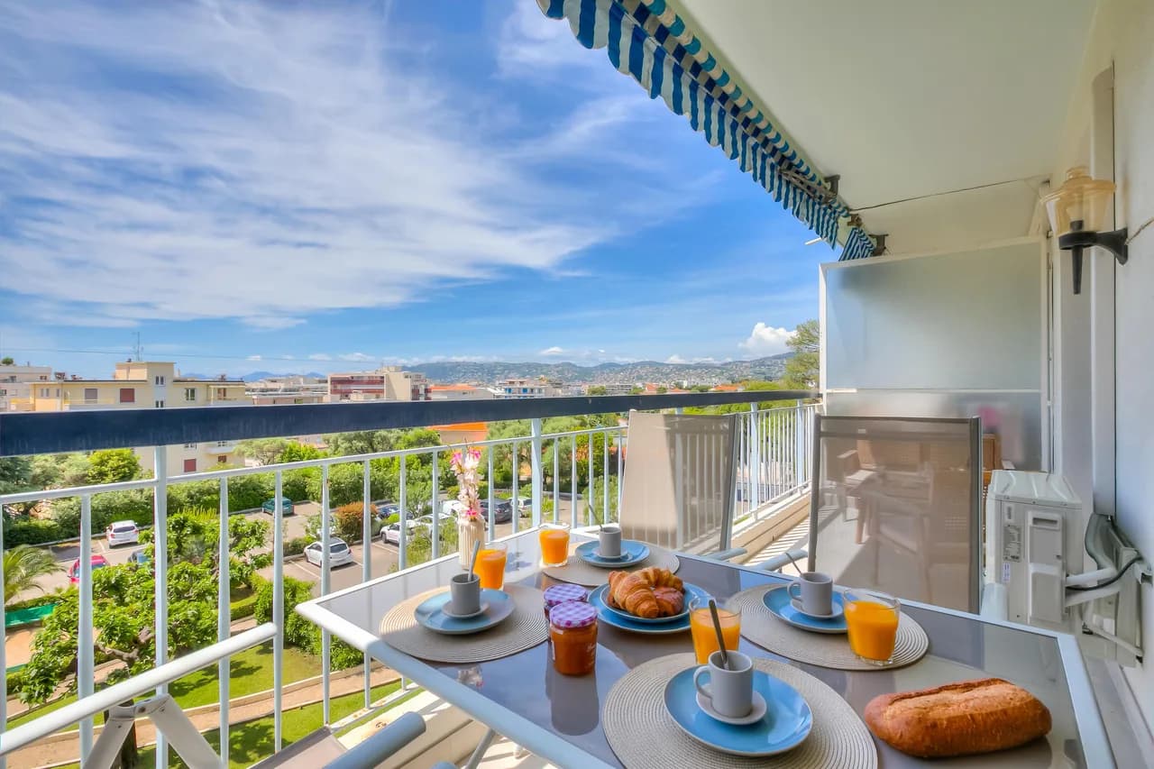 Bright Two-Bedroom Apartment Near Beach in Provence Alpes Cote Dazur