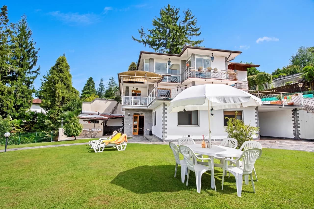 Lake View Garden Apartment in Porto Valtravaglia