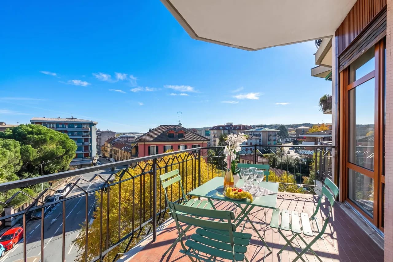 Specchio Di Cielo: Apartment with Terrace and AC Arona Center