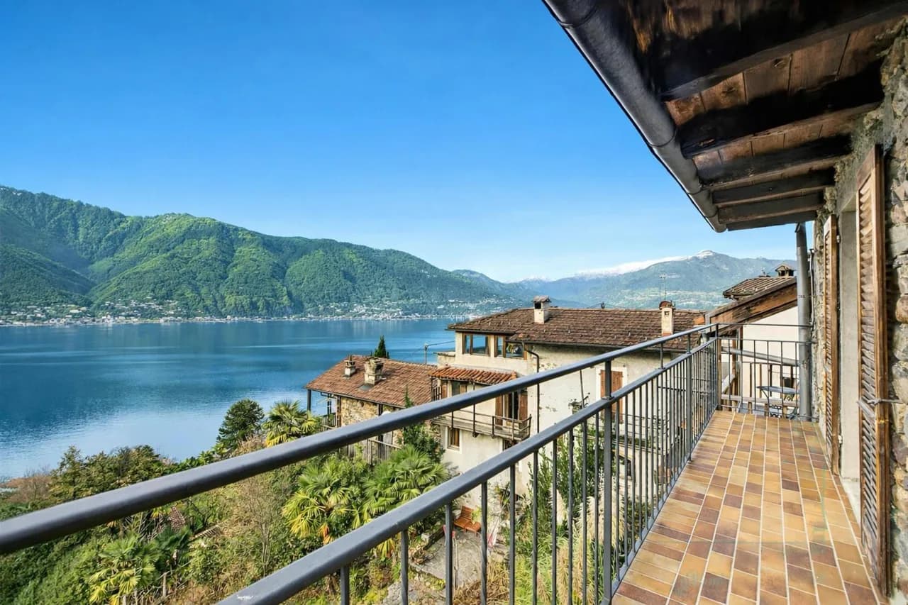 Lakeside Three-Bedroom Apartment in Ticino
