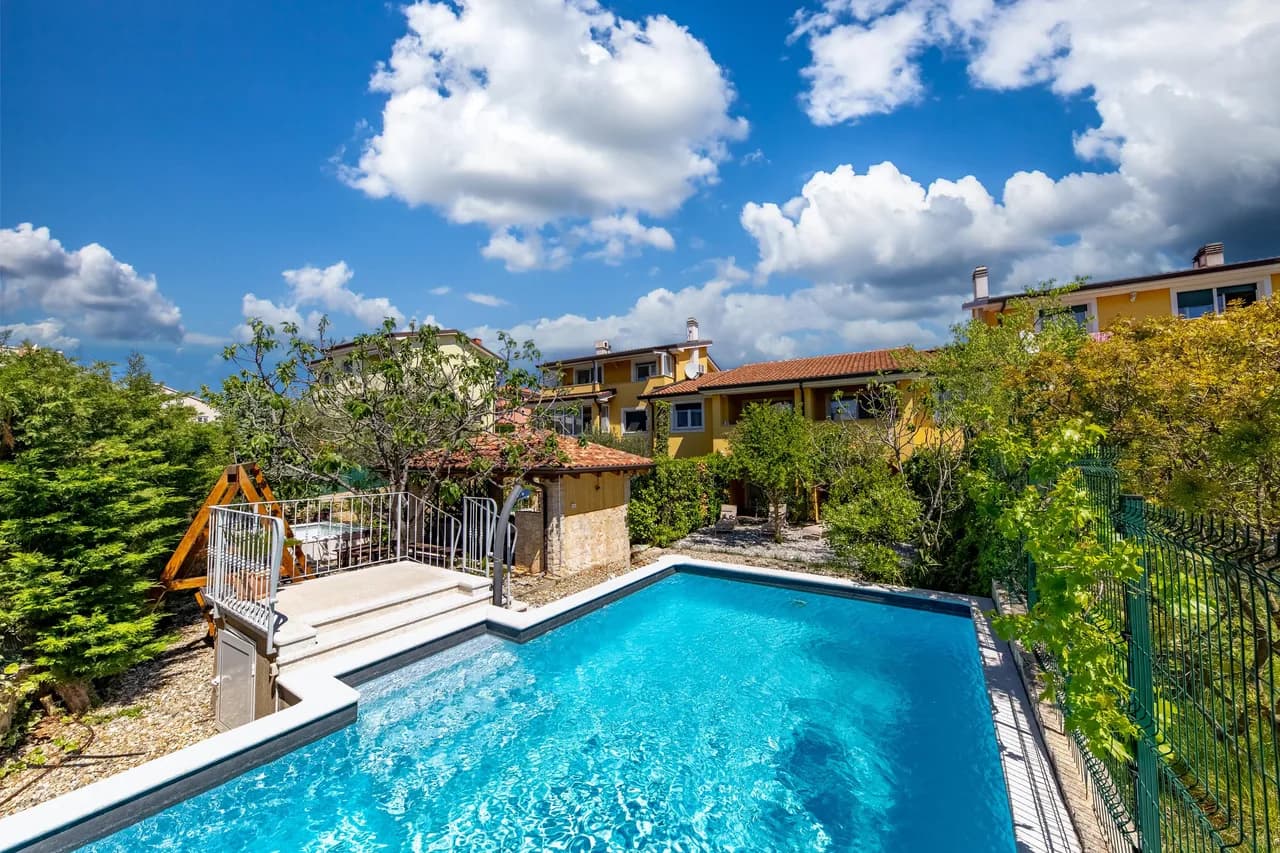 Seaside Pool Apartment in Kostrena