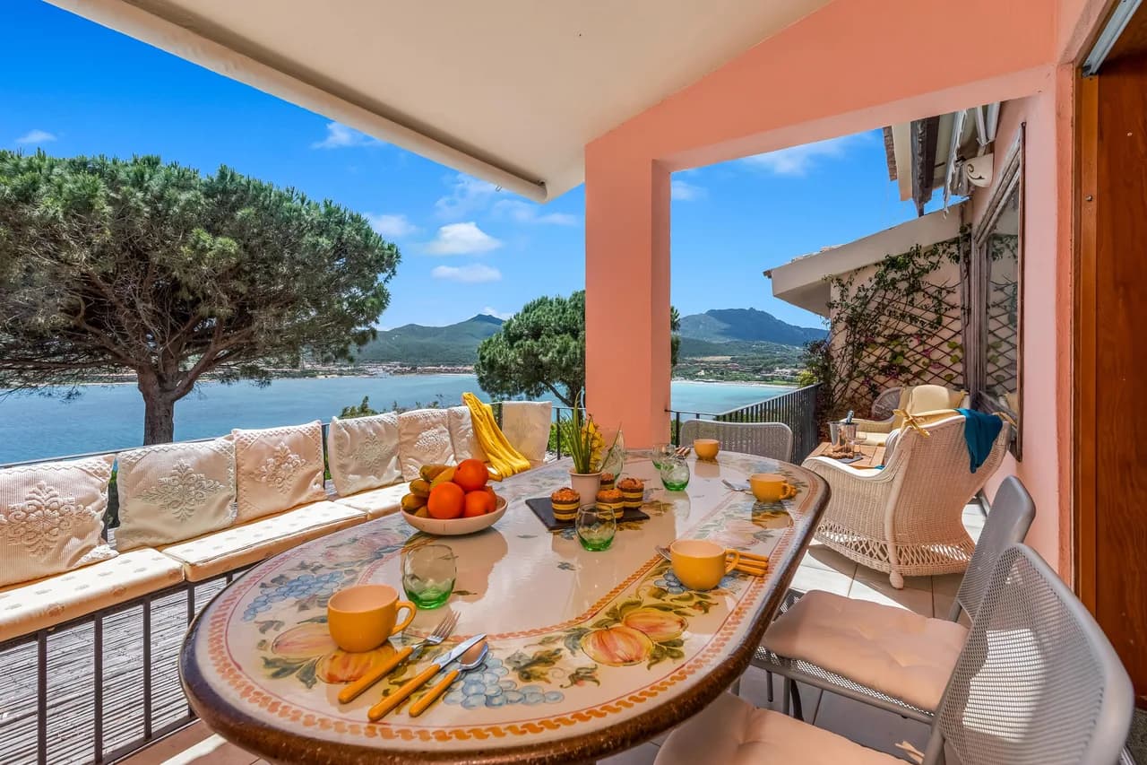 Chic Apartment with Sea Views in Marinella