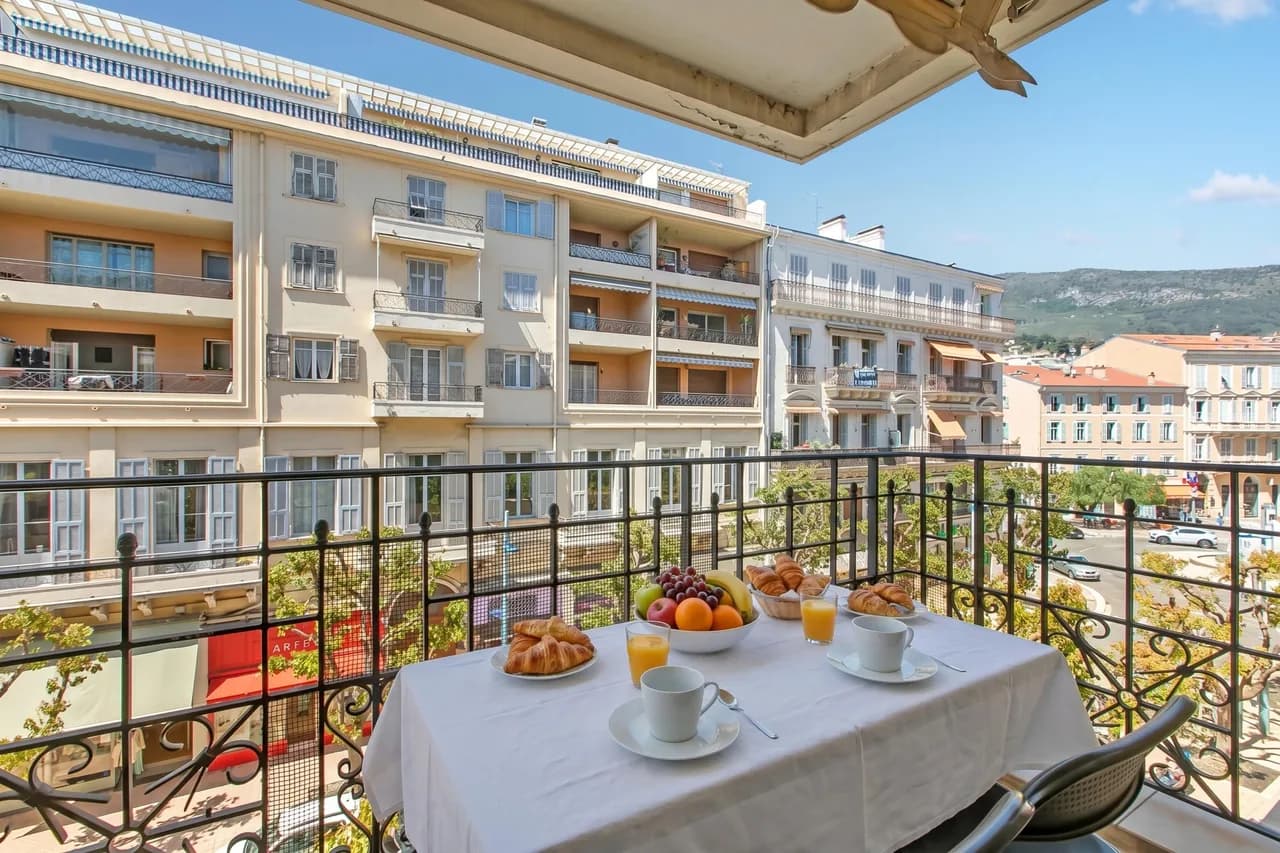 Victoria Beach White Apt with Balcony