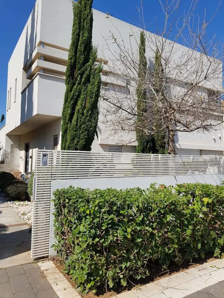 Hermosa villa con sala de cine en Cesarea