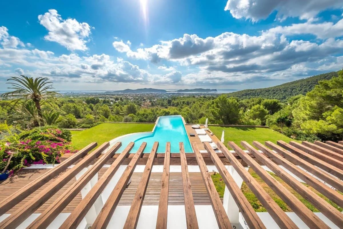 Sensacional villa con una enorme piscina infinita