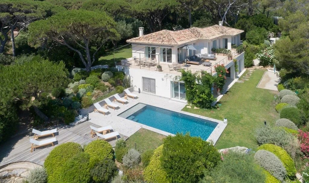 Elegant Villa overlooking the Sea