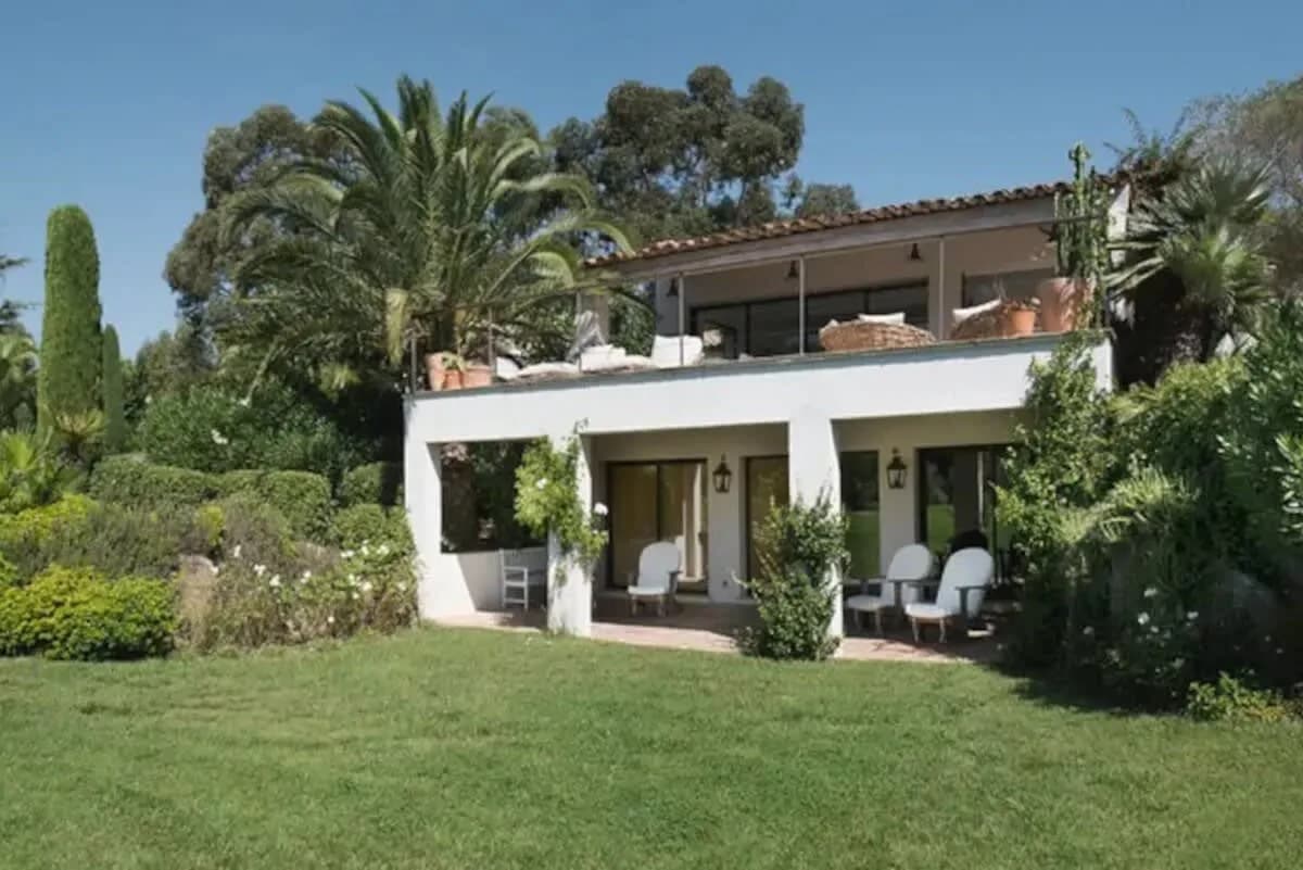 Schöne Villa mit einem riesigen Garten