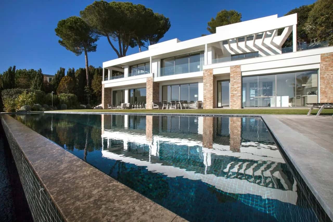 Magnificent Modern Villa Stylishly Decorated