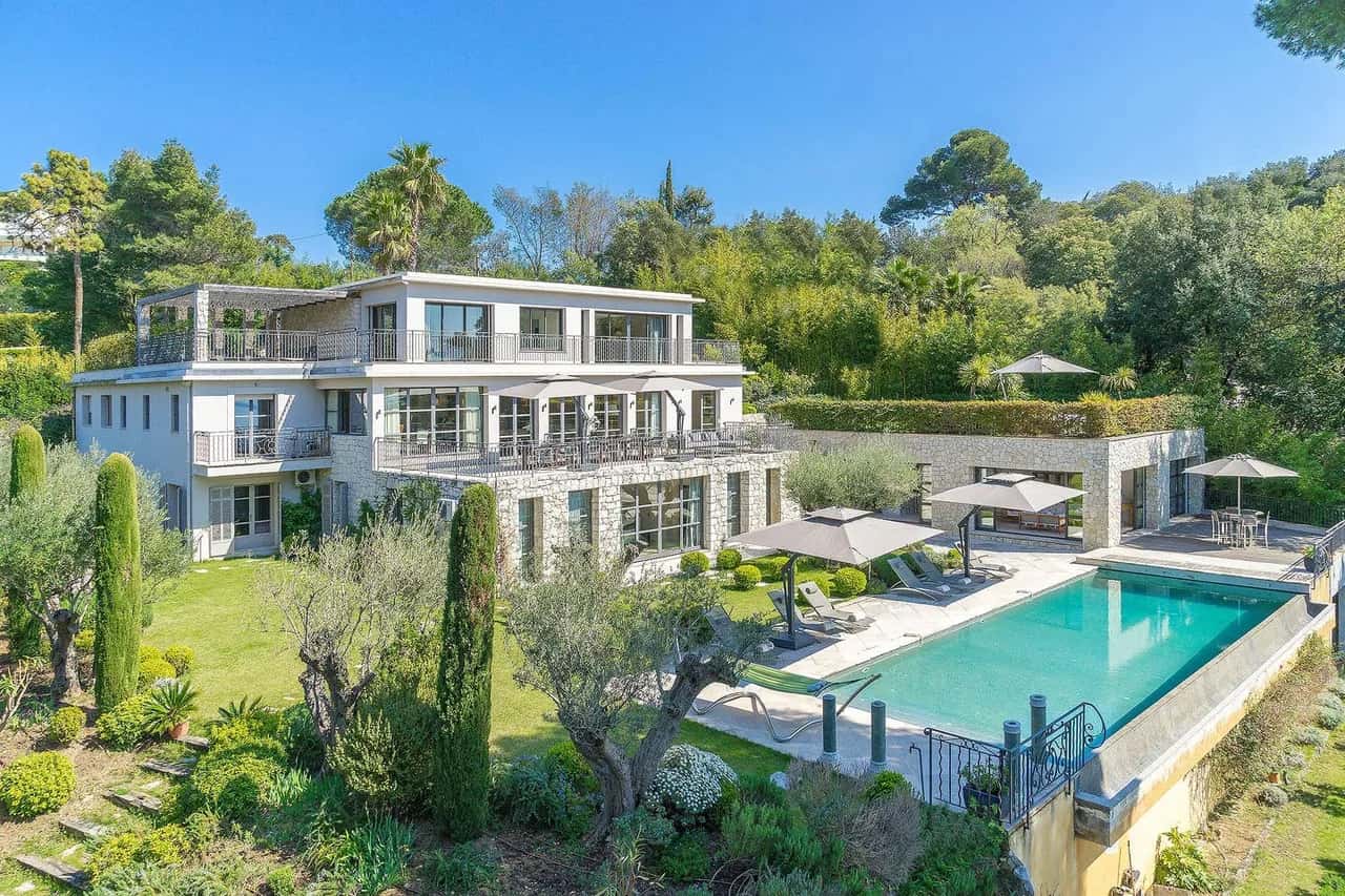Ultra-Luxurious Villa Close to the City Center