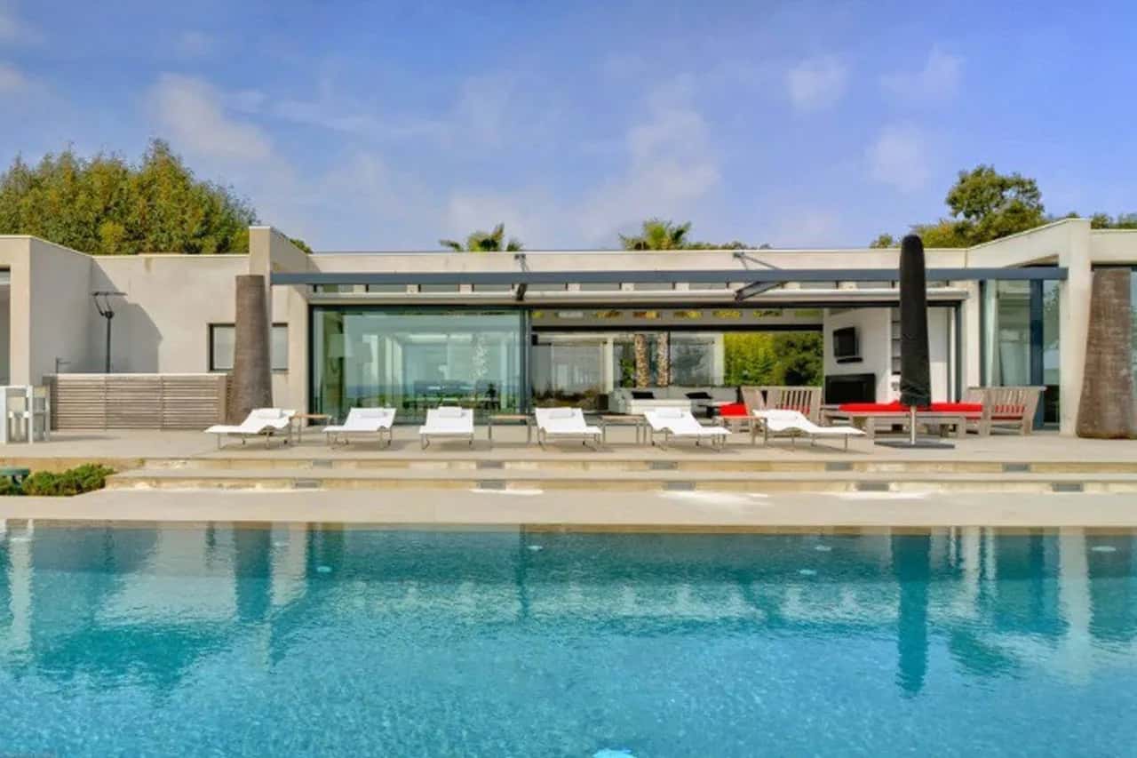 Outstanding Villa Located in a Quiet Area