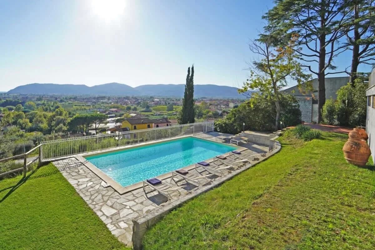 Sonnige Hill Villa umgeben von mediterranen Bäumen