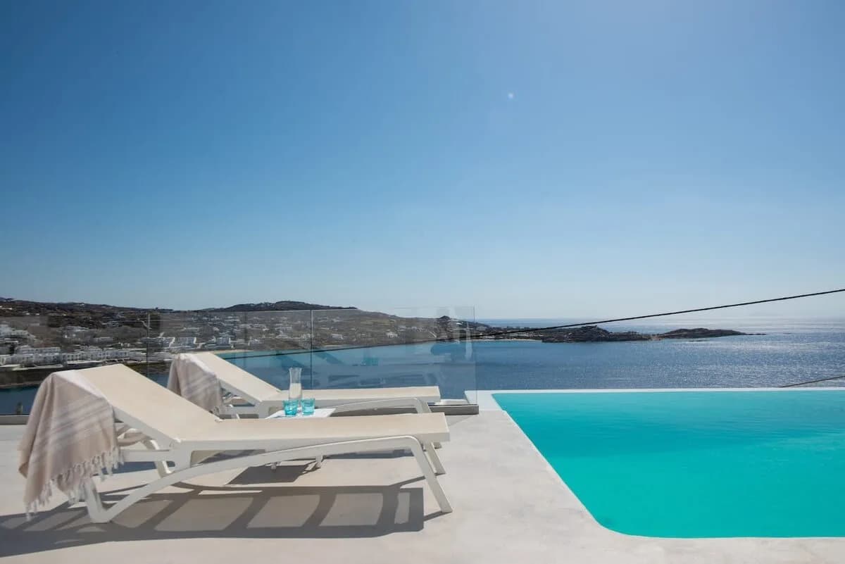 Wunderschöne 6 BR Villa mit Blick auf die Psarou-Bucht