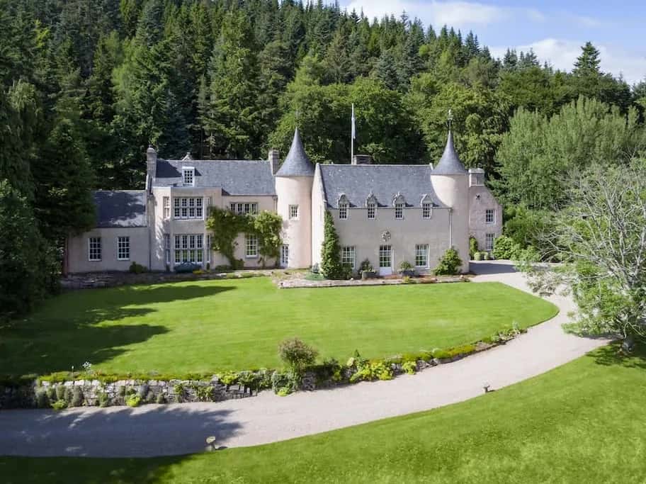 Mansión de Estilo Baronial con Instalaciones de Entretenimiento