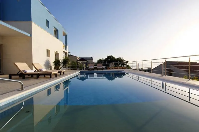 Prächtige Villa an der Küstenlinie mit Innen-Gym