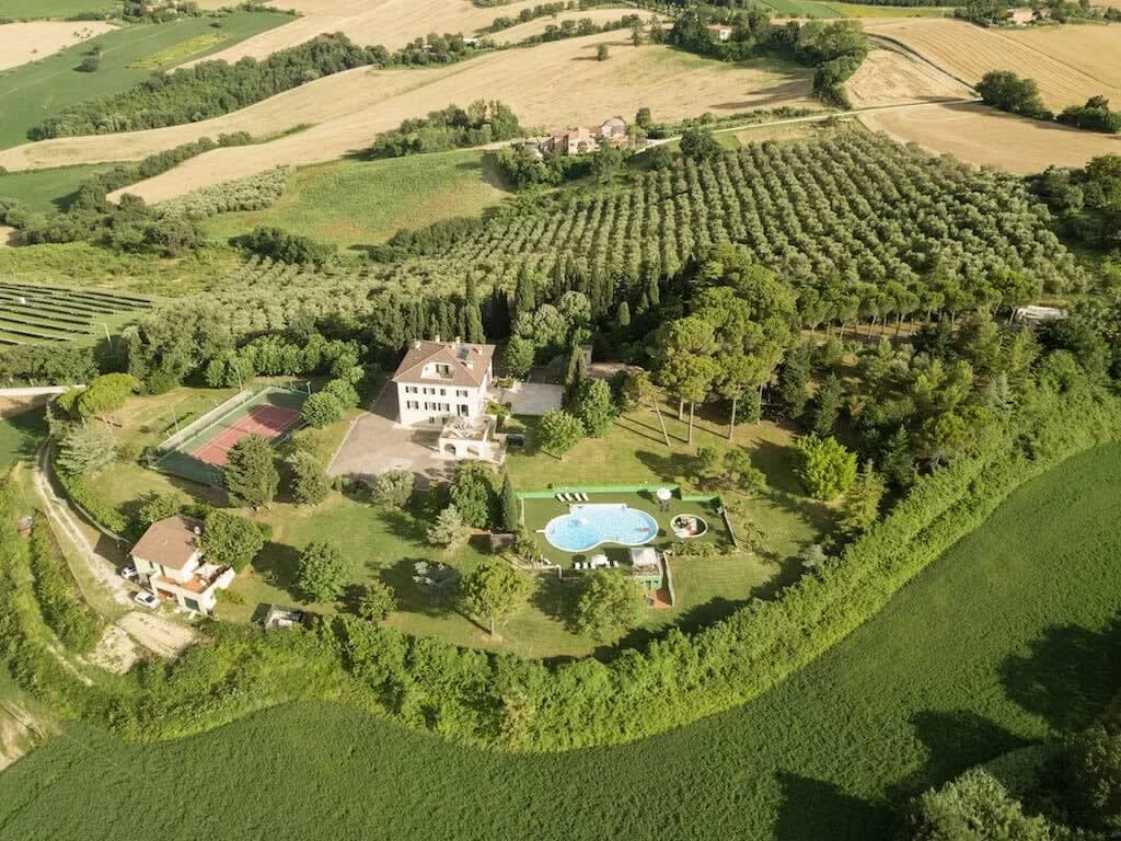 Maceratas Goldene Villa in weitläufiger Natur