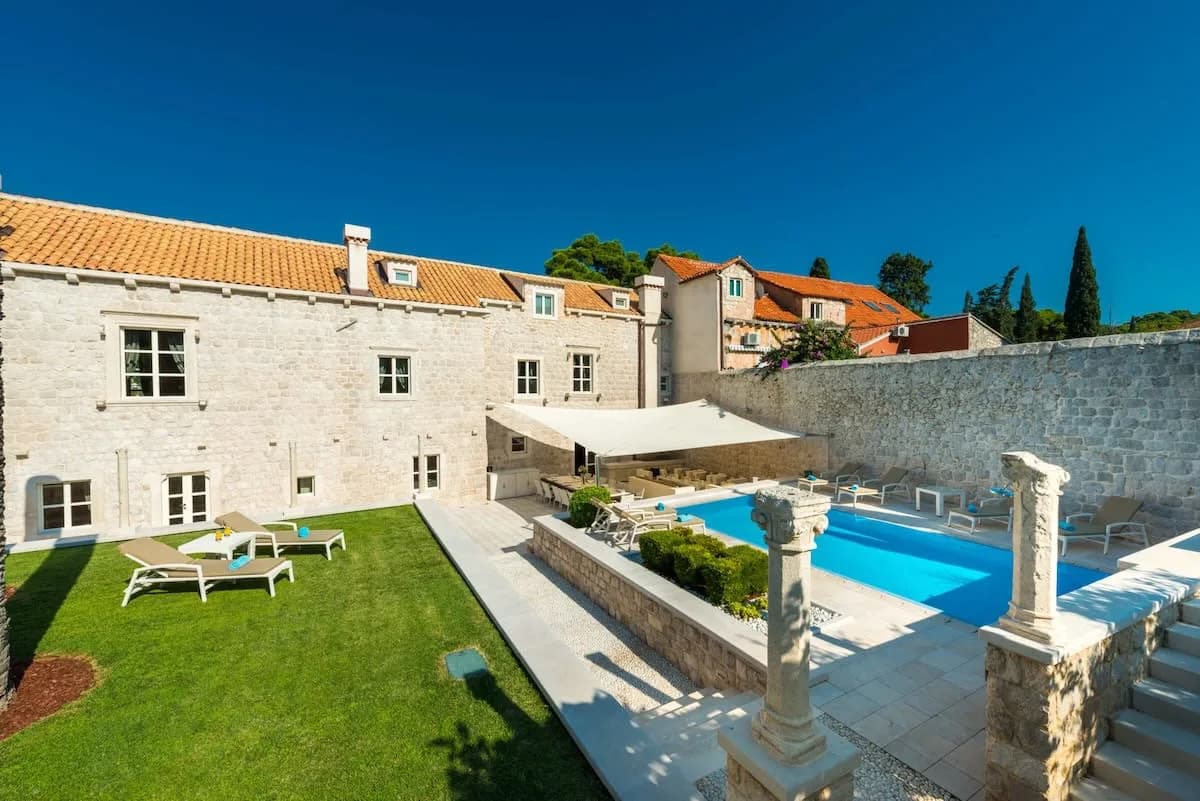 Villa Glamour avec de Magnifiques Jardins Paysagers