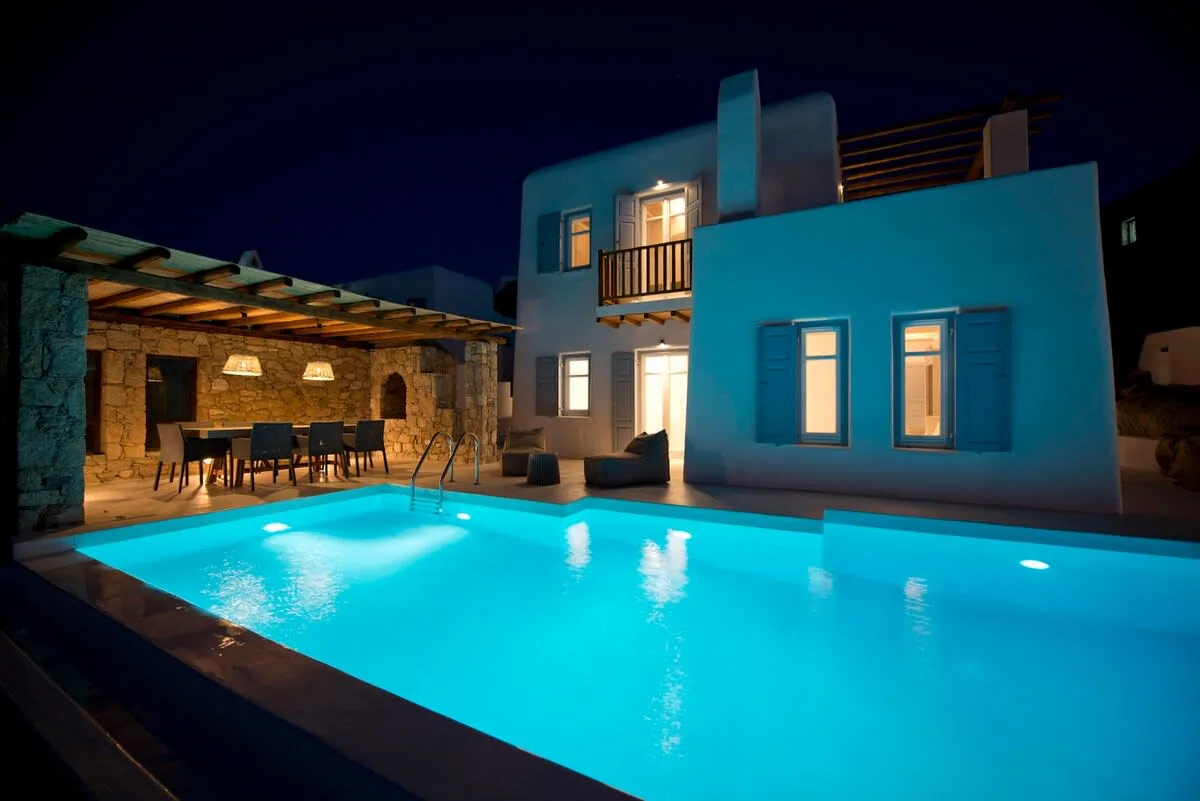 Obere Klasse Villa am Ufer mit Swimmingpool