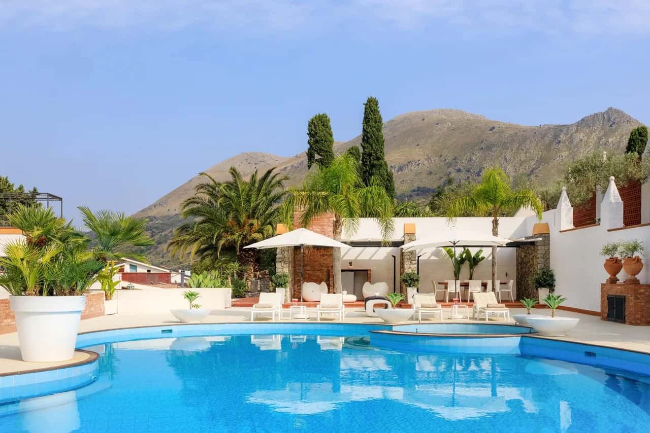 Extraordinary Villa Along a Cliff Edge
