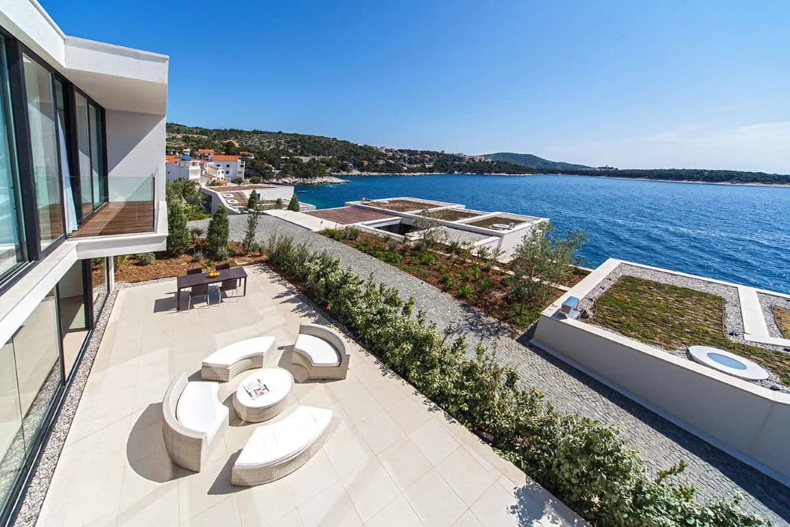 Prestige-Villa mit großem Innenpool