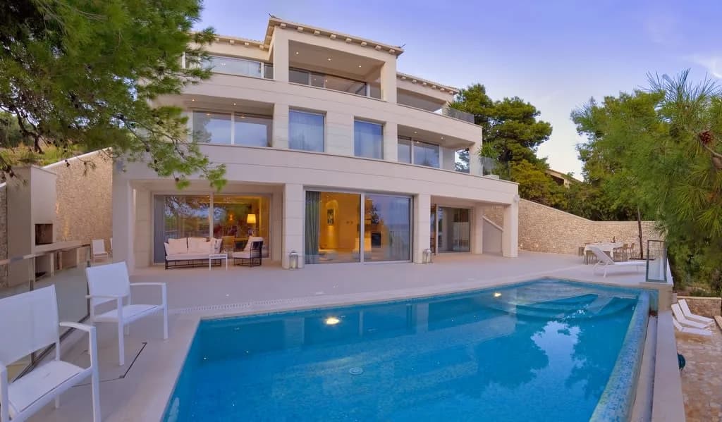 Modern Villa With Prestige Location At Beach
