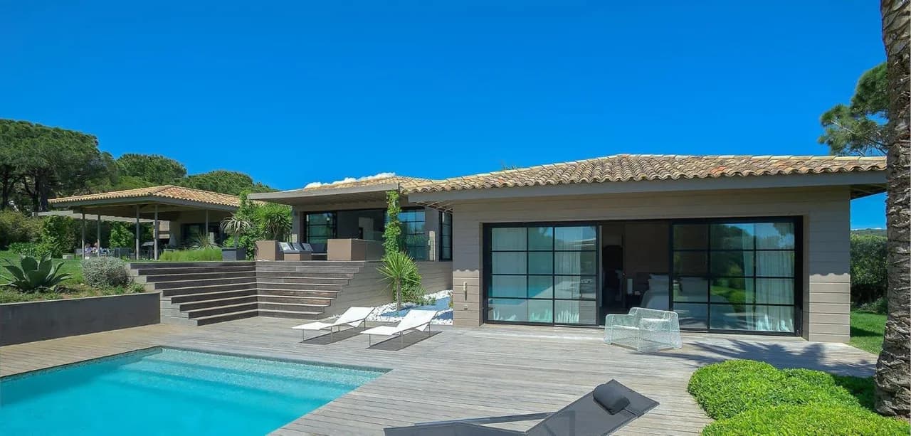 Bemerkenswerte moderne Villa mit beeindruckendem Meerblick