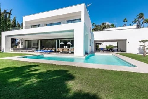 Junge Marbella Villa mit ruhigem Infinity-Pool