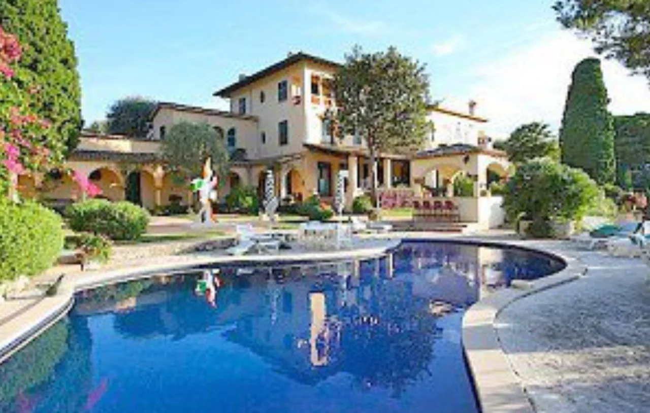 Prächtige Strandvilla mit Pool und Heimkino