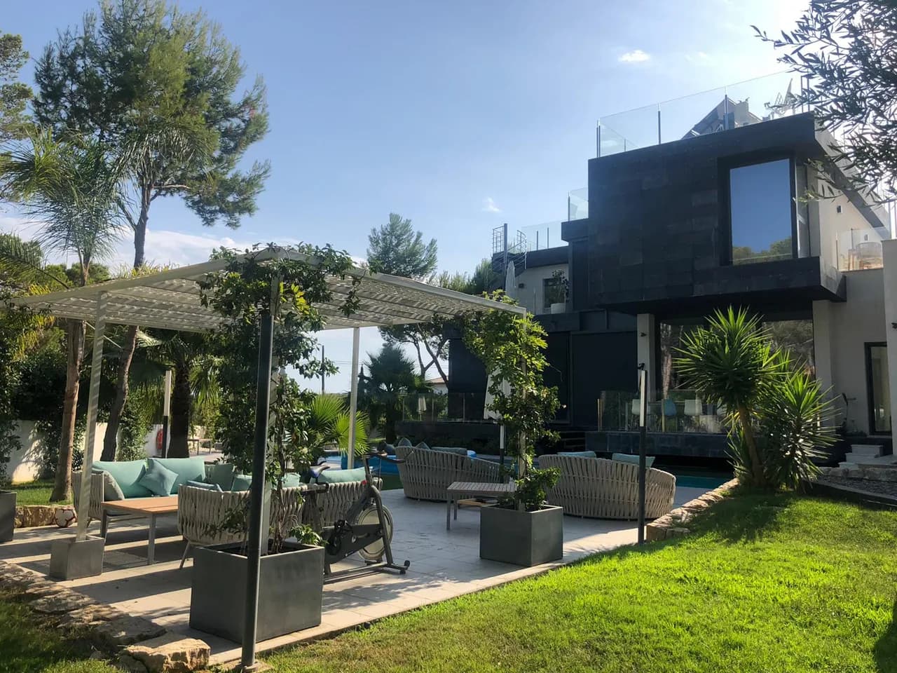 Private Artistic Villa with Garden and Deluxe Pool