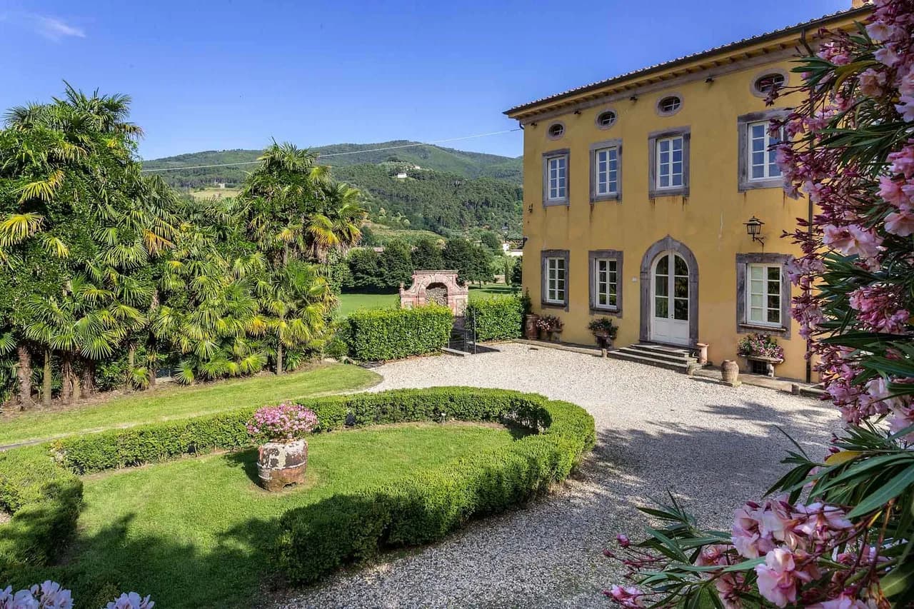 Elegante Villa auf dem Hügel mit Panoramablick