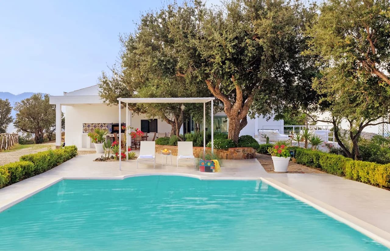 Elegante Villa con Vista a la Montaña y al Mar