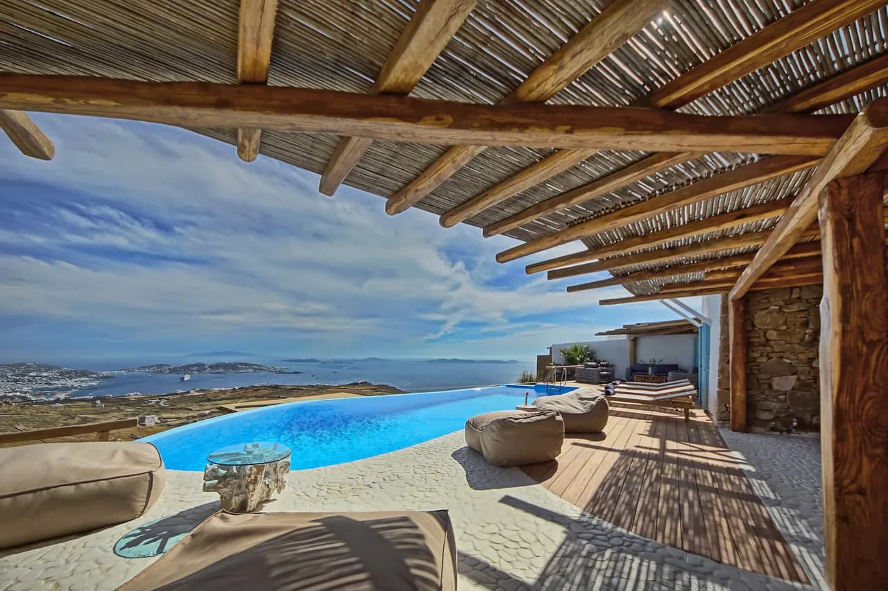 Himmlische Wasser-Villa auf einem felsigen Hügel in Kastro