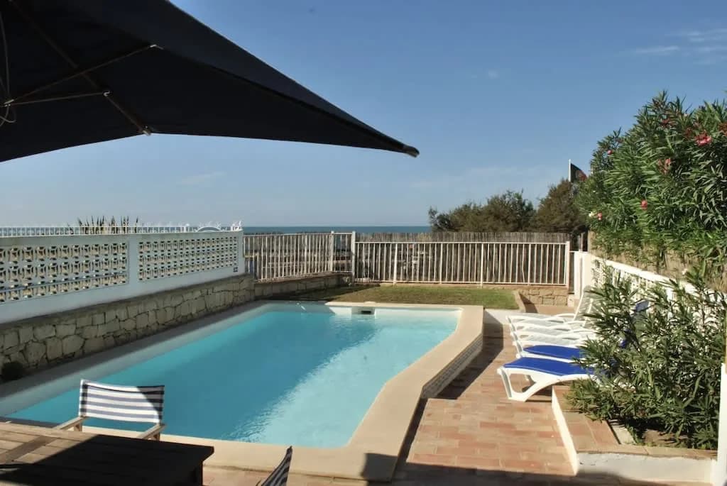 Vibrant Beachfront Villa In Superb Location