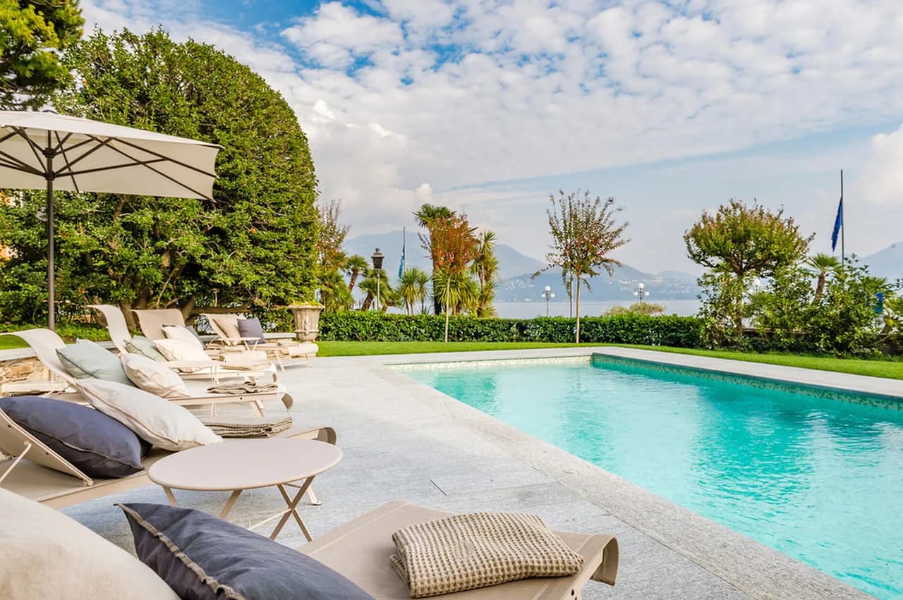 Exclusiva Villa Junto al Lago con Piscina y Jardín Mediterráneo