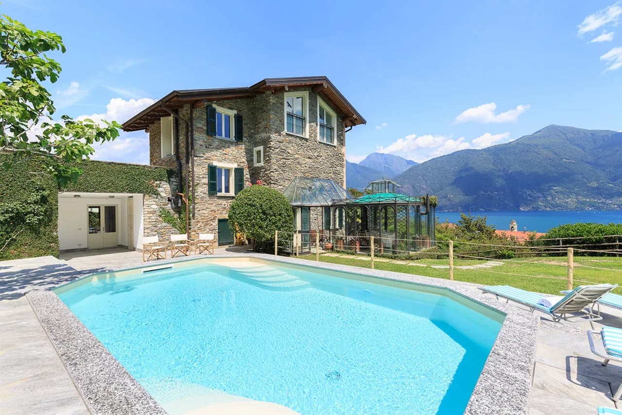 Mágica Villa con Increíble Piscina y Taverna Sobre el Lago de Como