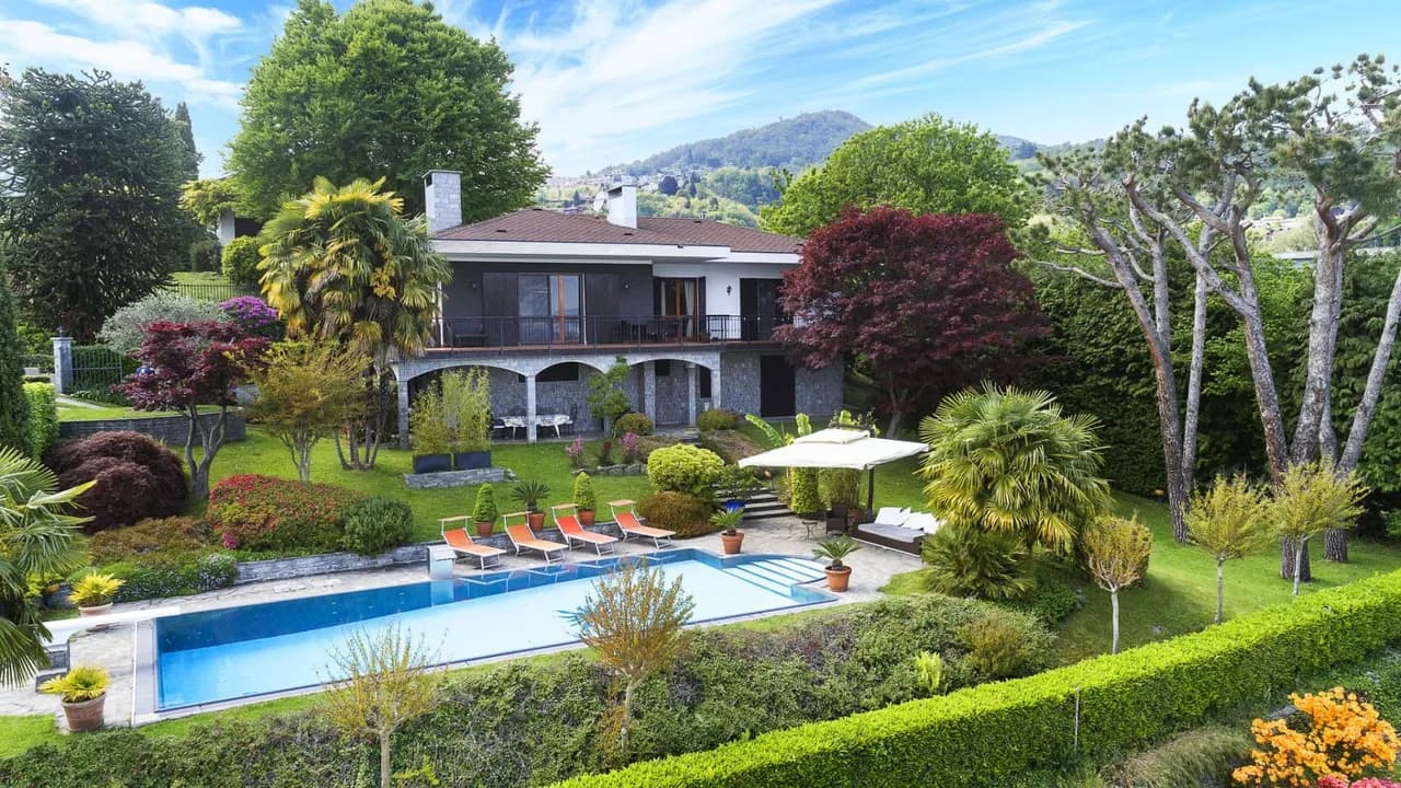 Hipnotizante Villa con Vista al Lago y Asombrosa Piscina