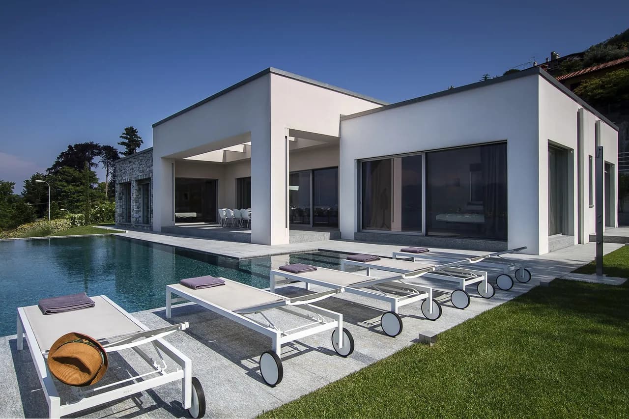 Moderna Villa de Lujo con Vista al Lago y Piscina