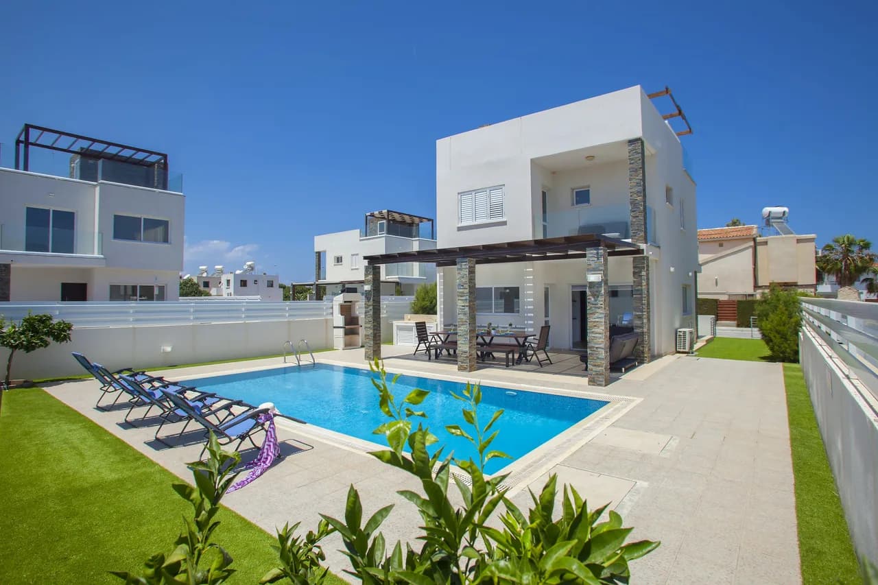 Fantastique Villa Moderne Avec Piscine et Vue Étonnante