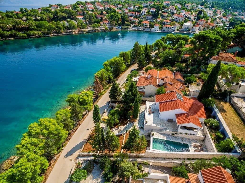 Villa luxueuse avec grand jardin et vue mer magnifique