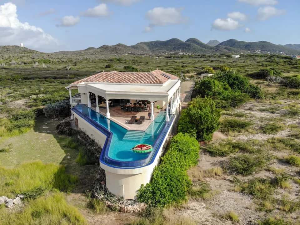 Spektakuläre Villa mit 360-Grad-Blick auf blauen Himmel und Ozean