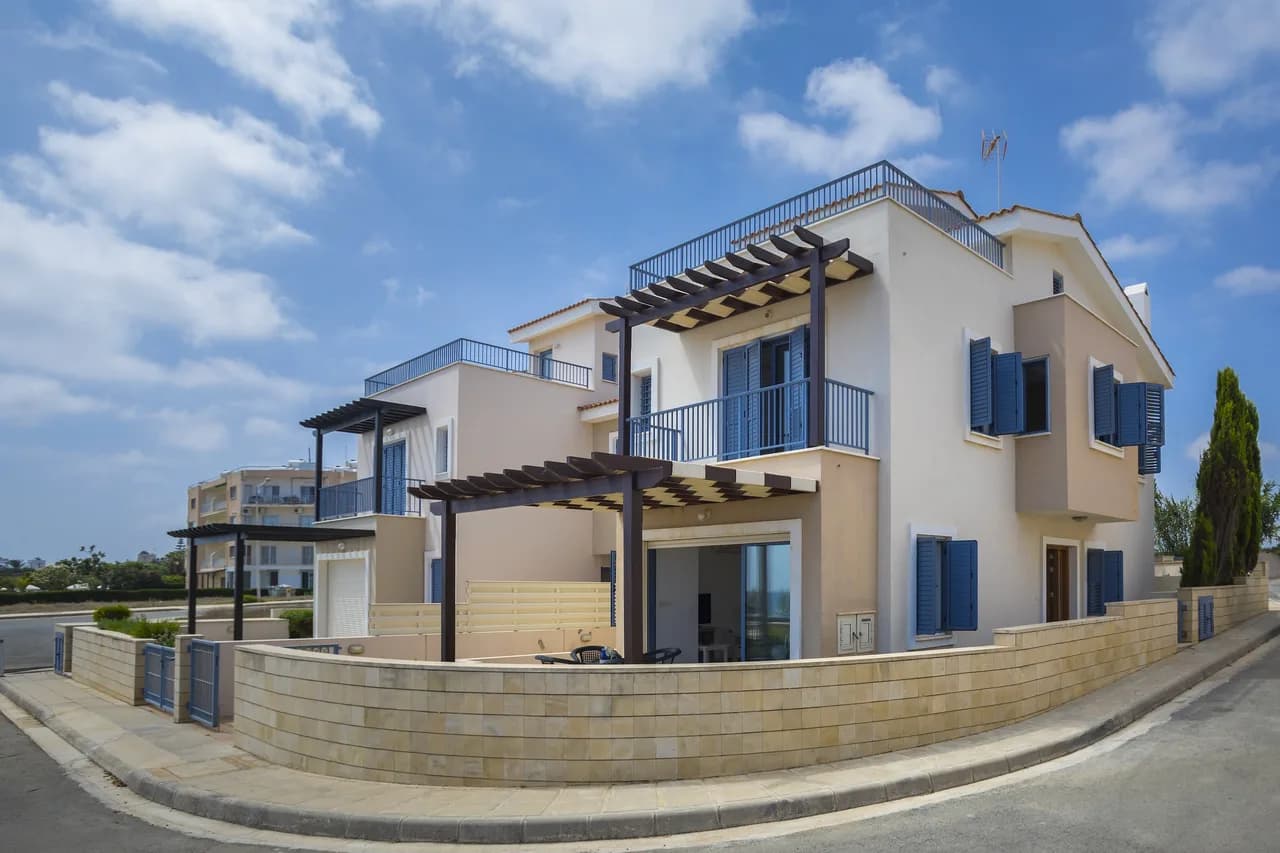 Sunny Villa With Oceanic Design Near The Beach