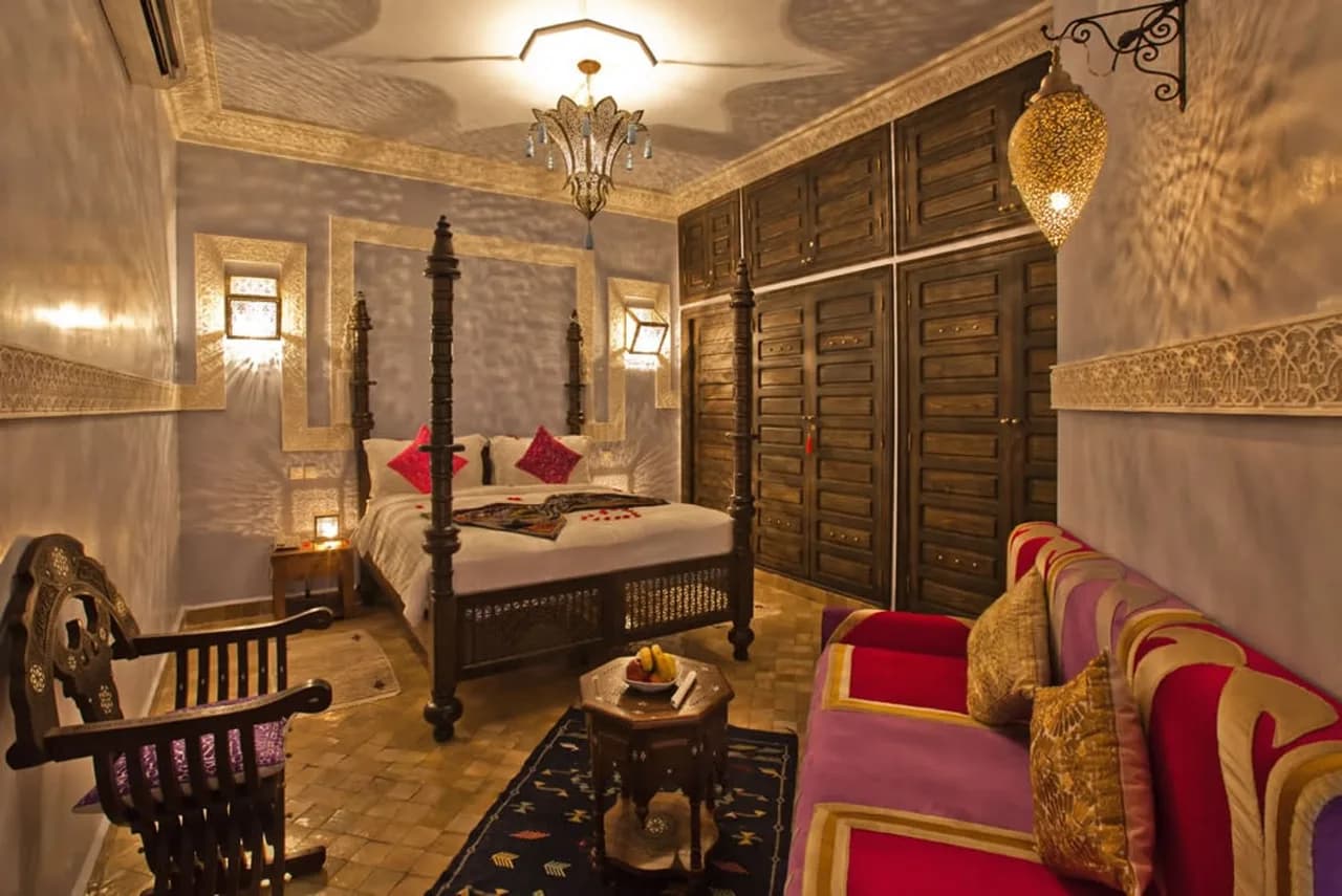 Habitación de Estilo Tradicional con Decoraciones Lujosas