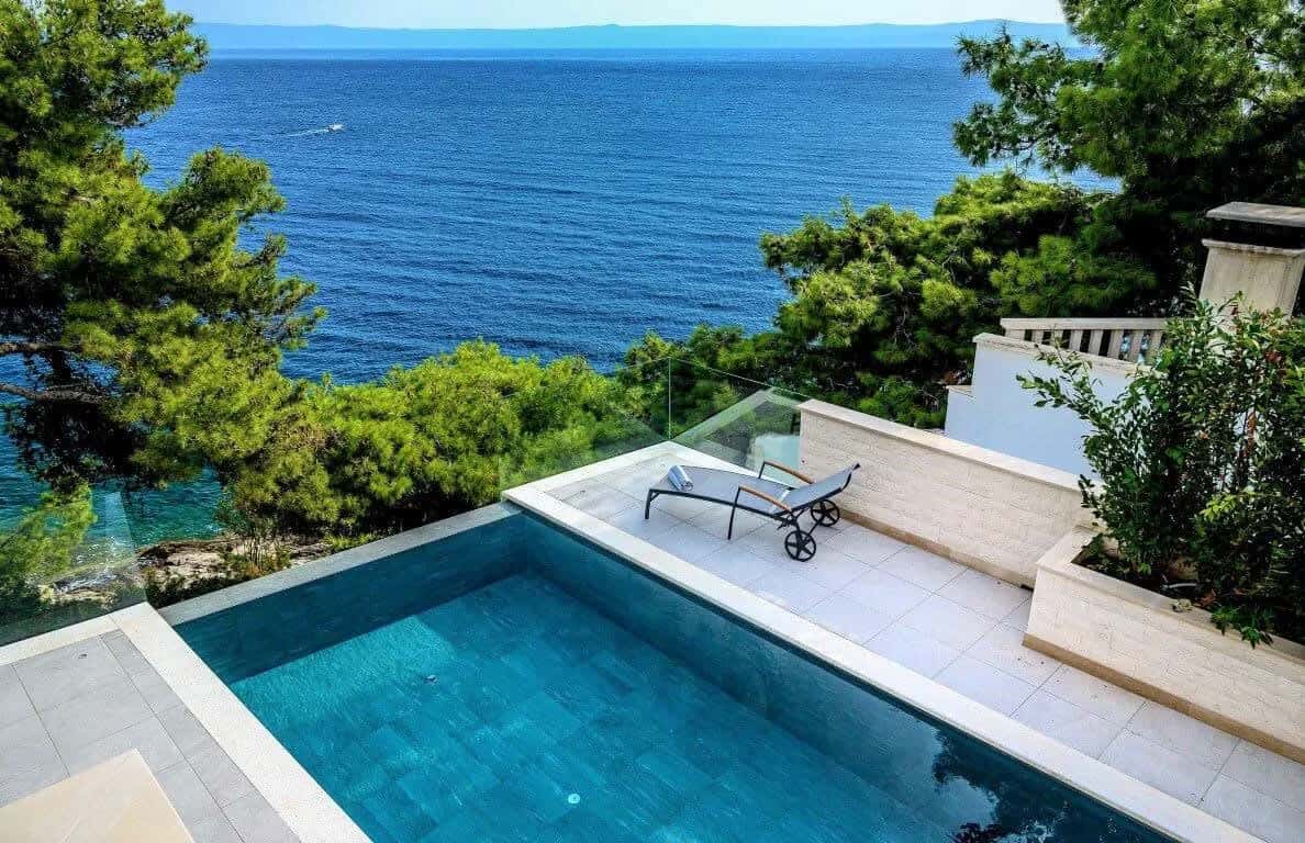 Villa de Piedra Con Una Exuberante Piscina y Vista al Mar