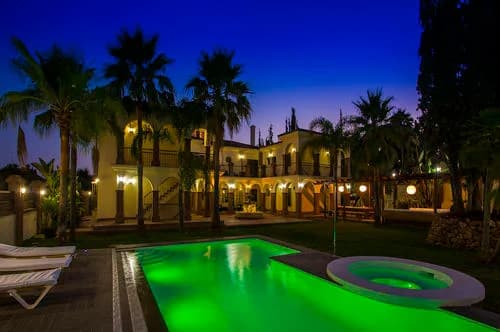 Gro villa für Familien mit tollem Jacuzzi und Pool