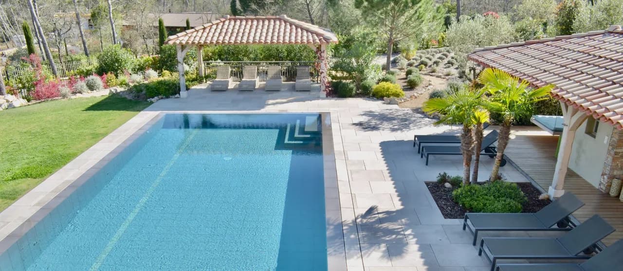 Villa Récemment Construite Avec Piscine et Court de Tennis