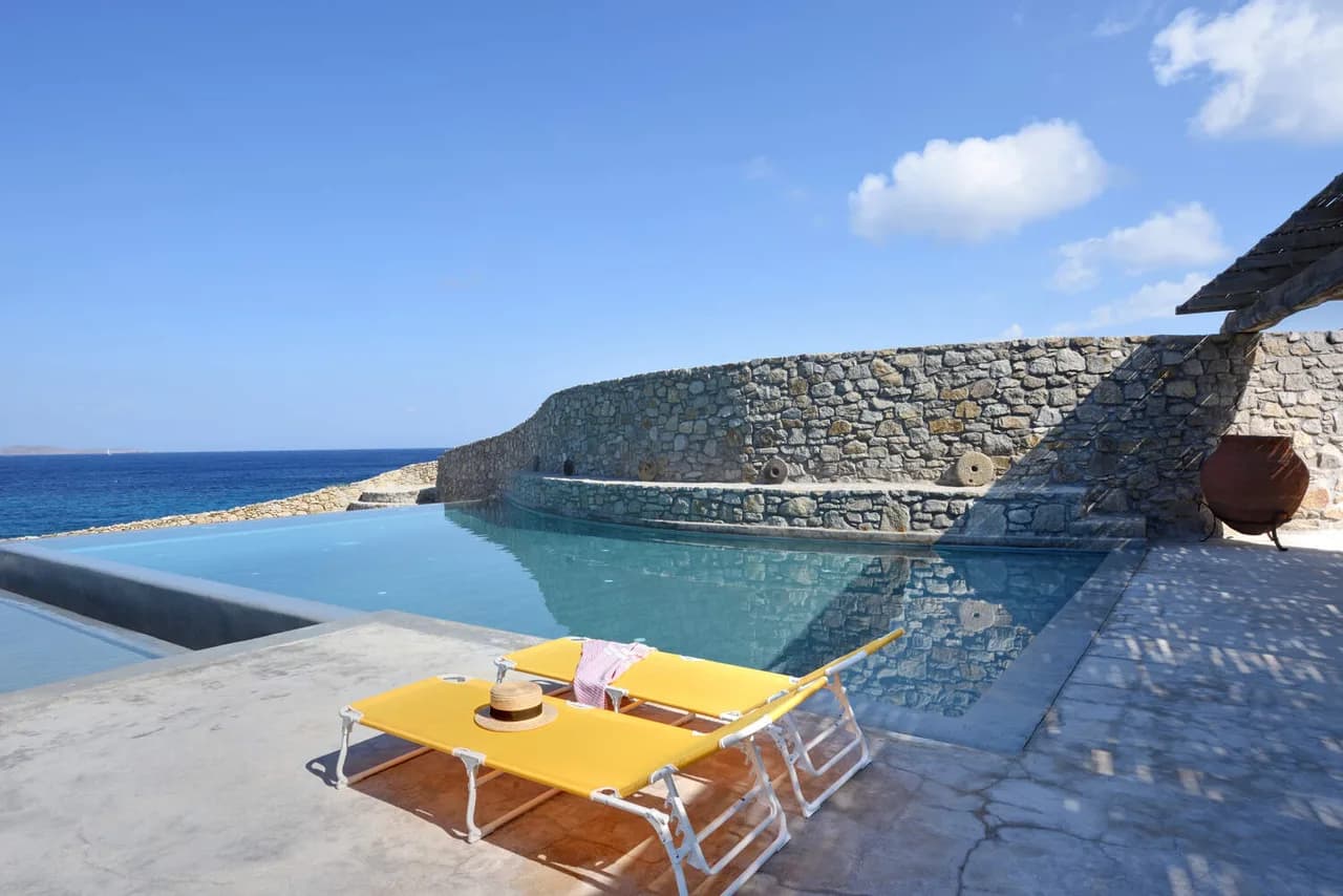 Luxurious 5 BR Villa With Gym And Outdoor Jacuzzi