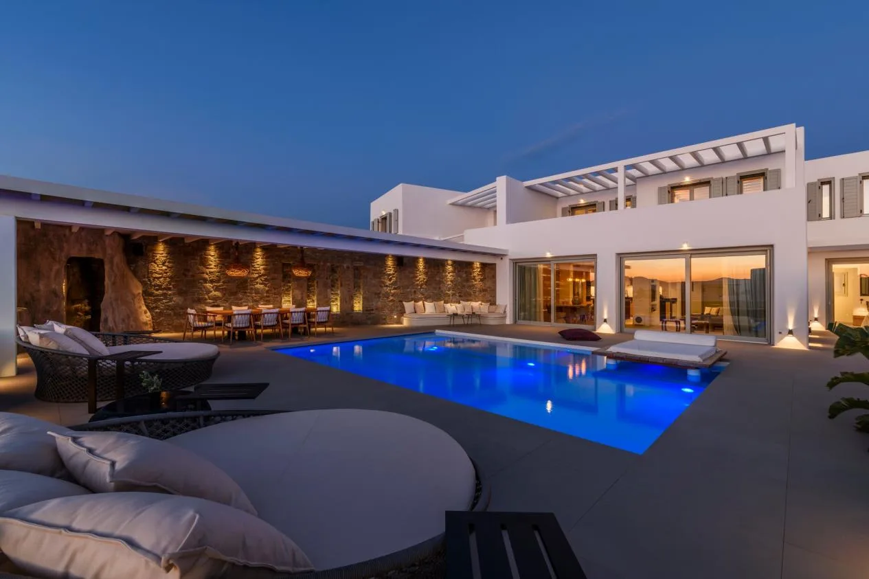 Divina Villa de Diseño con Profundo Azul de Piscina