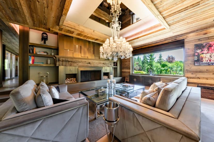 AN IDYLLIC, SOPHISTICATED ALPINE CHALET WITH OUTSTANDING SPA FACILITIES